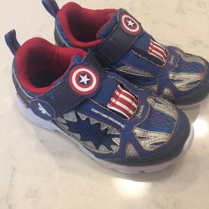 Toddler sz 10.5 Stride Rite Captain America shoes.